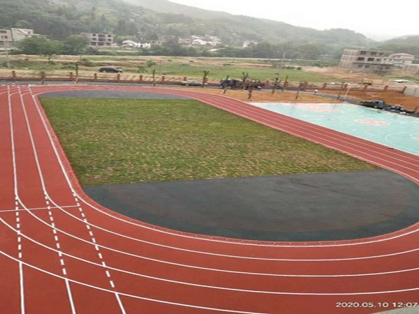 新國(guó)標(biāo)透氣型塑膠跑道