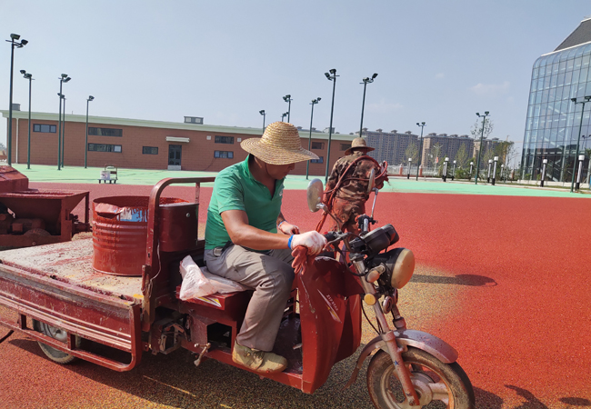新國標(biāo)透氣型塑膠跑道施工