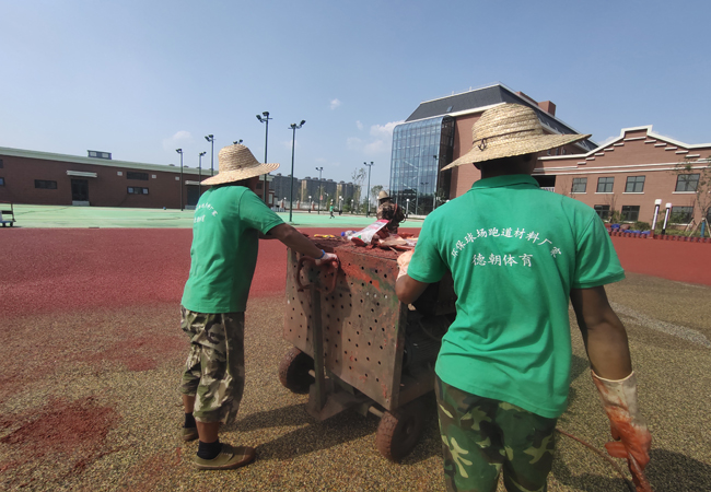 新國標(biāo)透氣型塑膠跑道施工