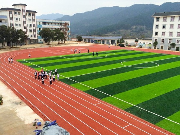 鋪設(shè)塑膠跑道