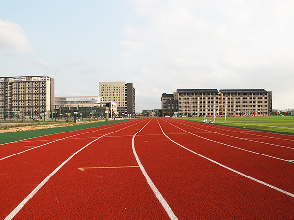 德朝體育硅PU球場材料還是丙烯酸材料更好的鋪設(shè)籃球場？