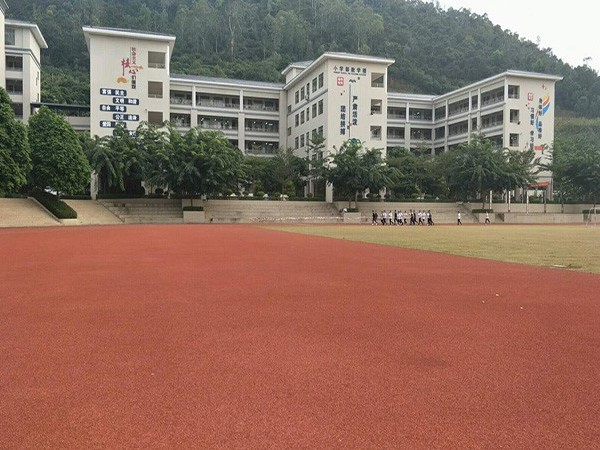 標(biāo)準(zhǔn)透氣型塑膠跑道